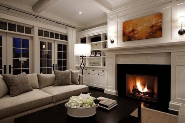 Ruang Keluarga dengan Kamin Batu Bata Klasik